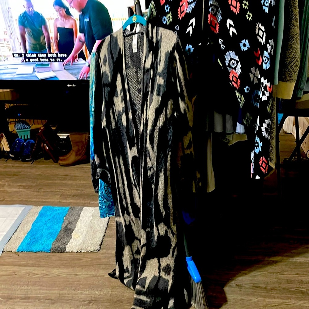 Stylish Black and Tan Patterned Cardigan